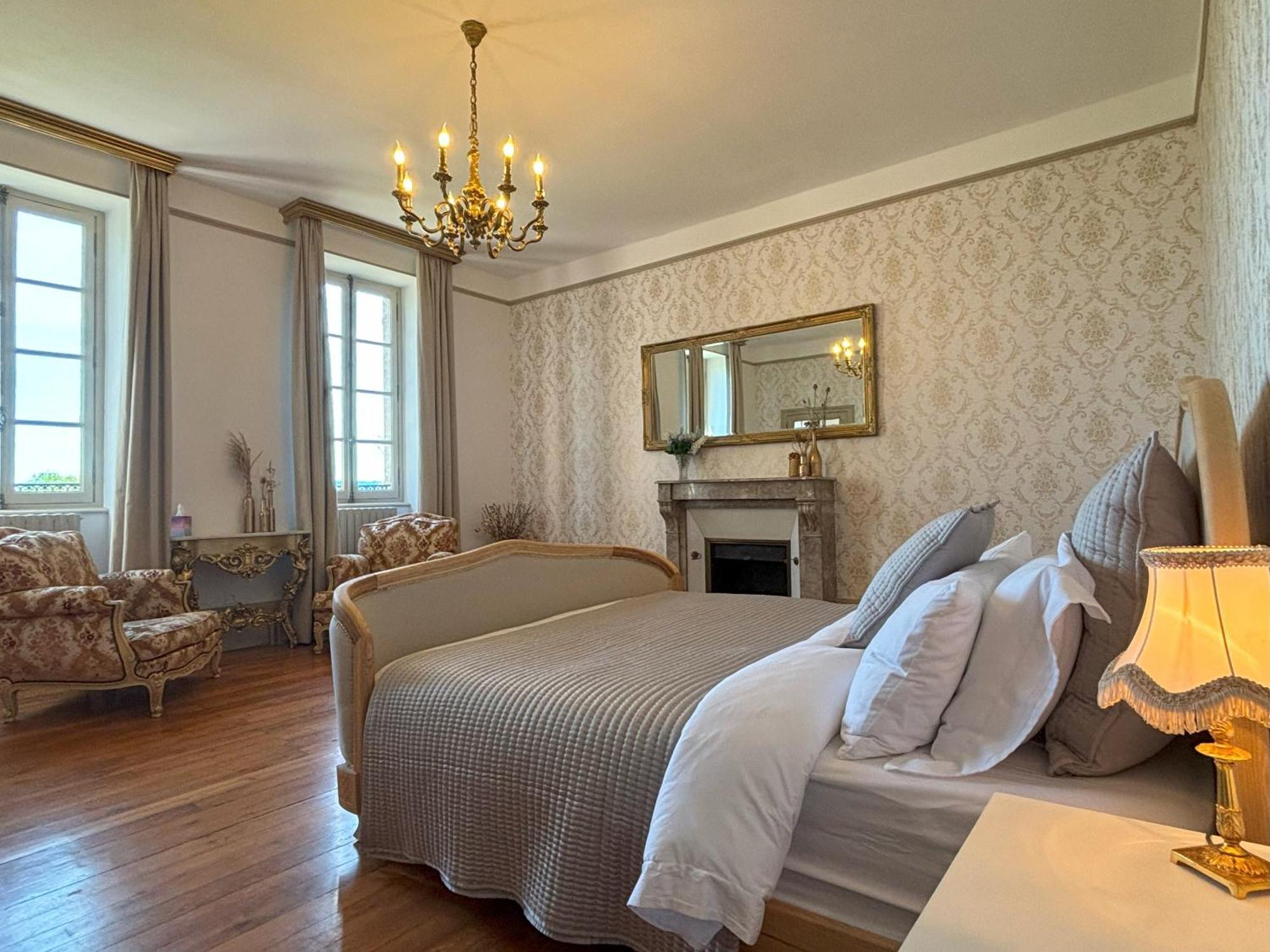 Chateau De Bruges Lapeyrouse Esterno foto